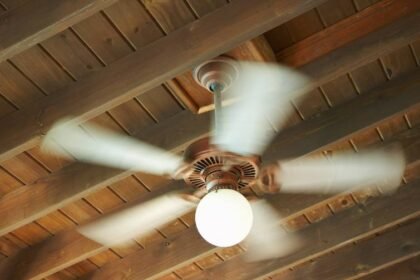 Which Direction Should a Ceiling Fan Spin in the Summer?