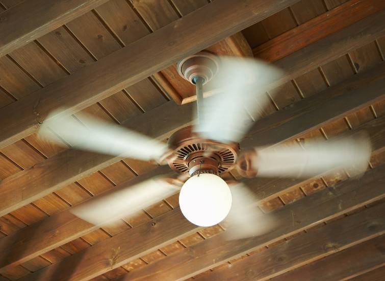 Which Direction Should a Ceiling Fan Spin in the Summer?